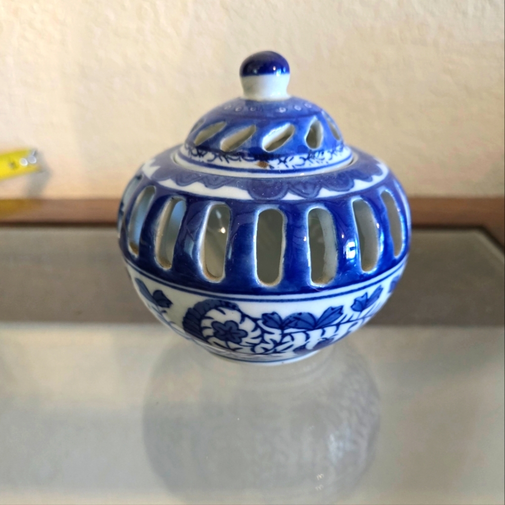 Silvestri handcrafted oriental design tea light/potpourri jar.